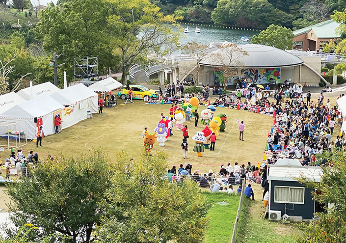 えひめこどもの城に大集合！キャラクター大運動会