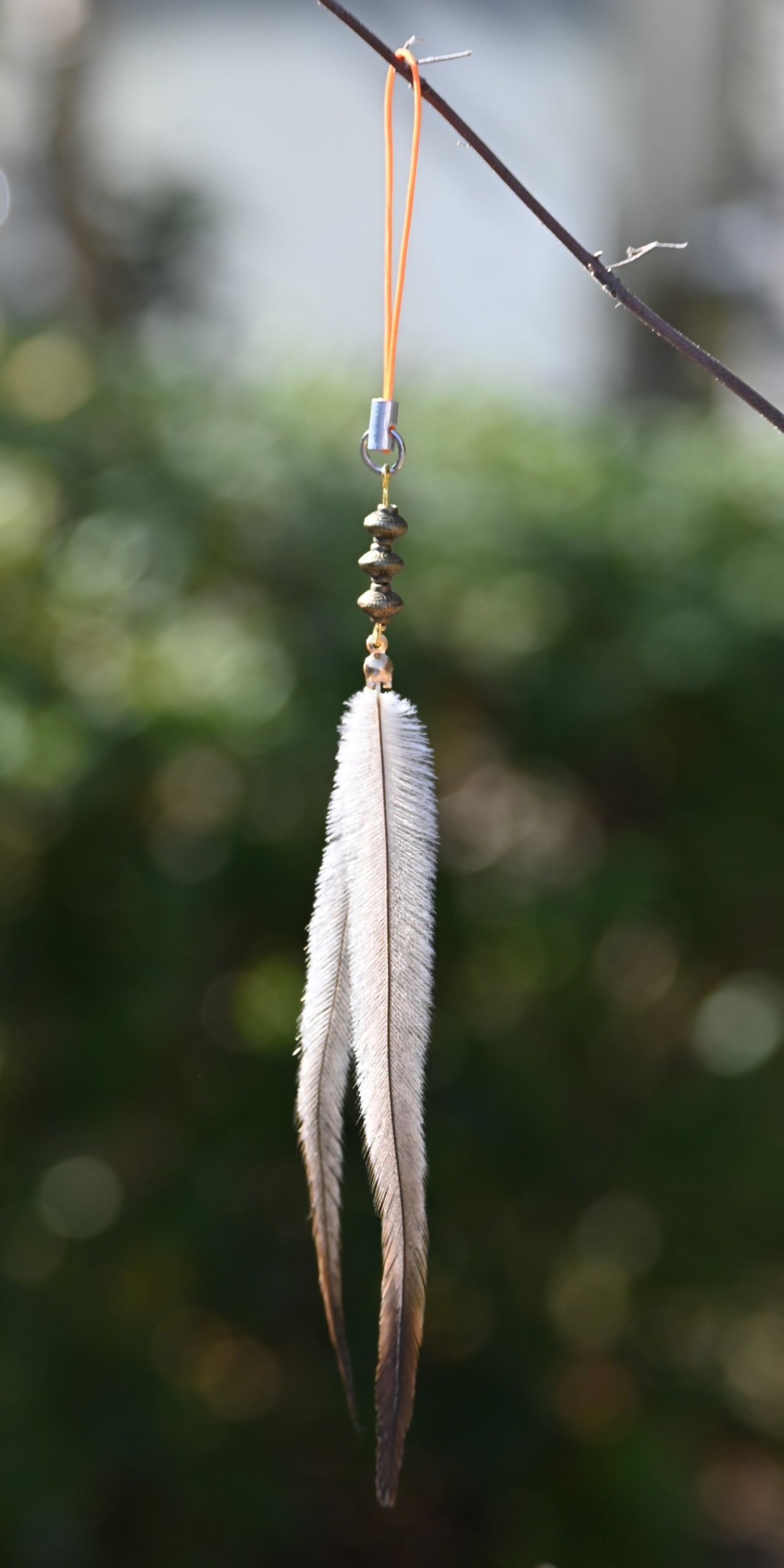 エミューの羽根で作る絆のストラップ作り